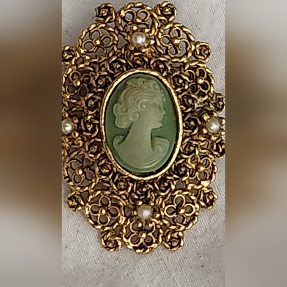 Vintage Green and Ivory Cameo , Filigree goldtone with faux pearls. 1940 era - Picture 3 of 16